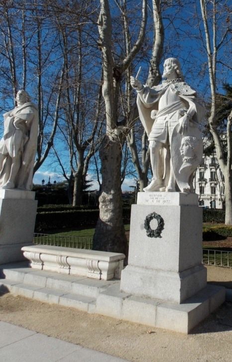 Поблизу королівського палацу парк прикрашають пам’ятники вестготським королям та королевам